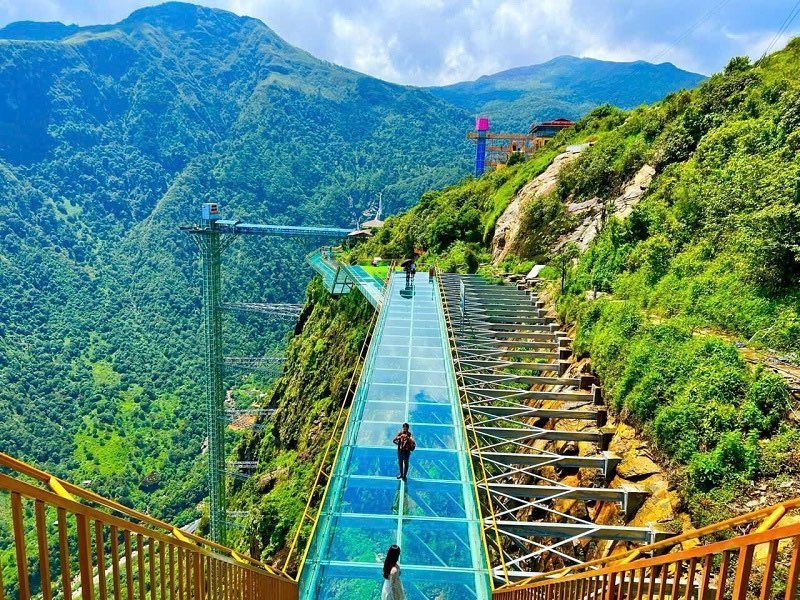 cristi minculescu excursie vietnam